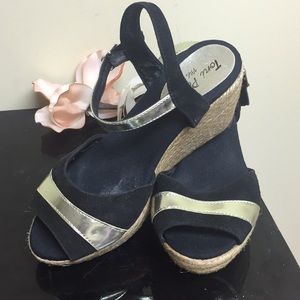 2x$30 Toni ponds black/gold pip-toe low platforms